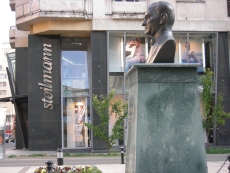 Atatürk Büst Kaidesi